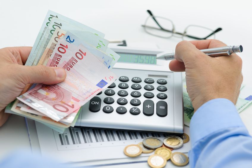 20921510 – accounting. business man hands with calculator and pen